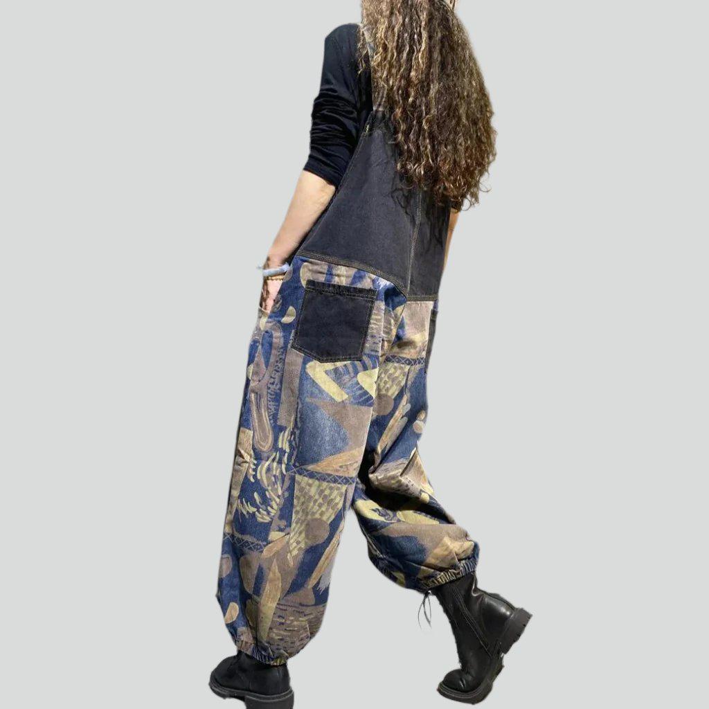 Jumpsuit aus dunklem Denim mit Urban-Print