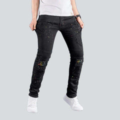 Schwarze Herrenjeans mit Farbdruck