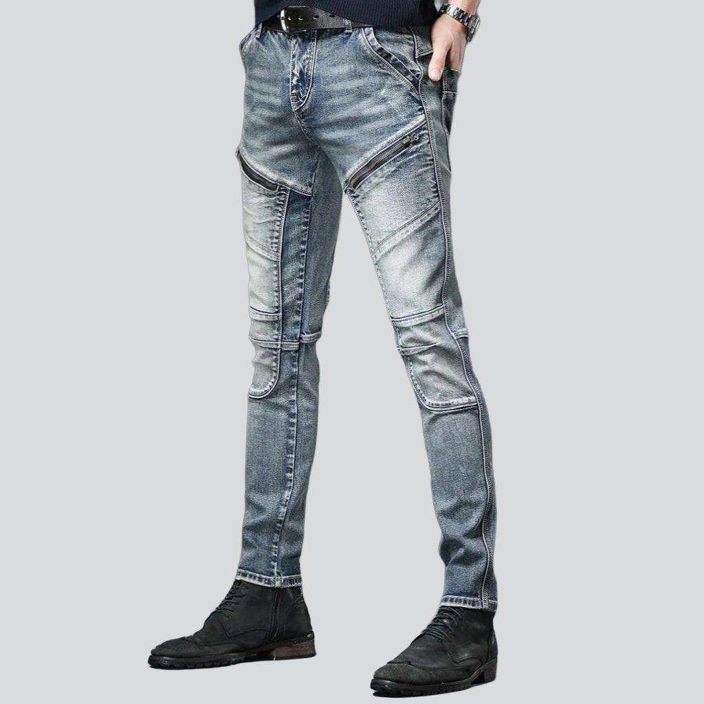 Bikerjeans mit diagonalen Reißverschlüssen