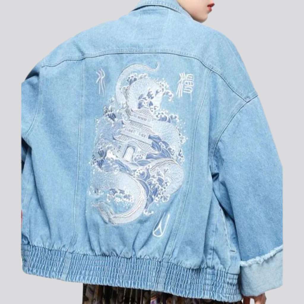 Jeansjacke mit chinesischer Drachenstickerei