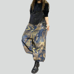 Jumpsuit aus dunklem Denim mit Urban-Print