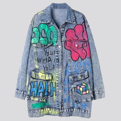 Chaqueta vaquera con estampado de grafiti pintado para mujer