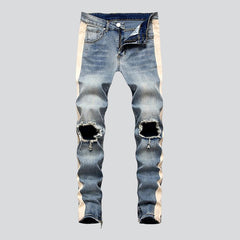 Jeans mit Rippen an den Knien und Bändern