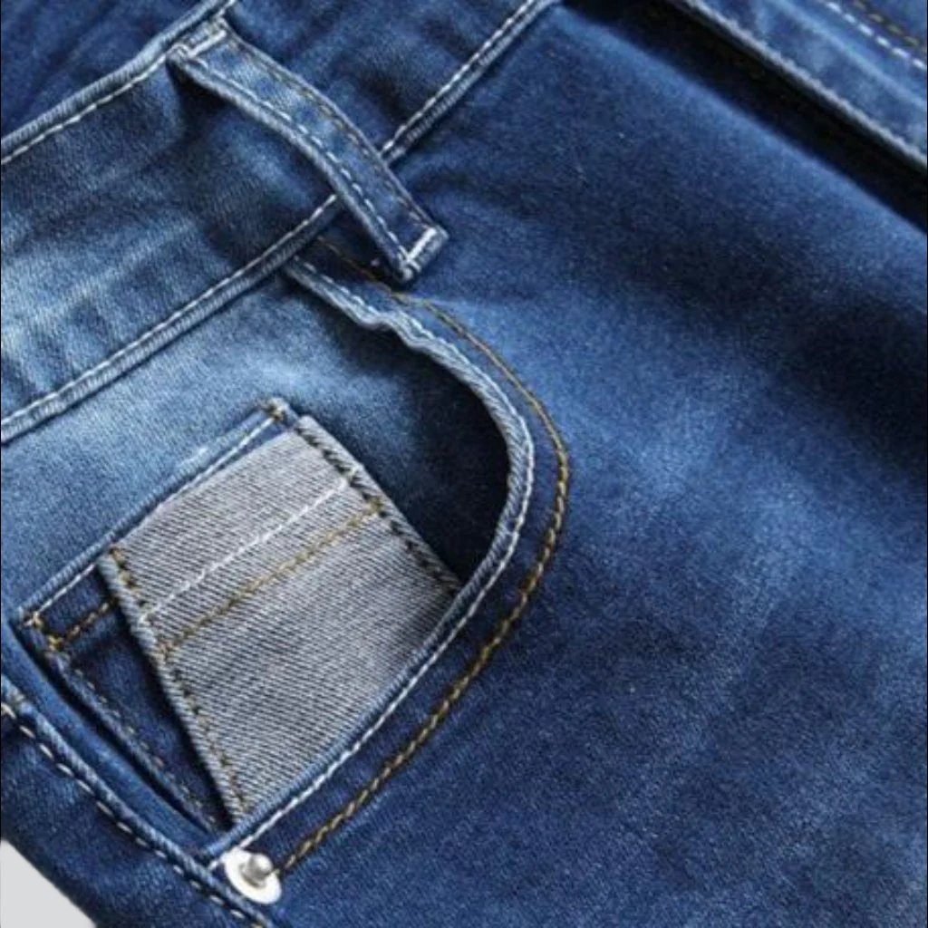 Jeansshorts für Herren mit Sanded-Stickerei