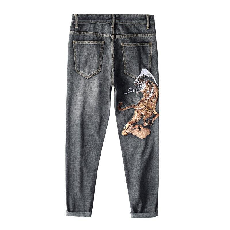 Graue Herrenjeans mit Tigerstickerei