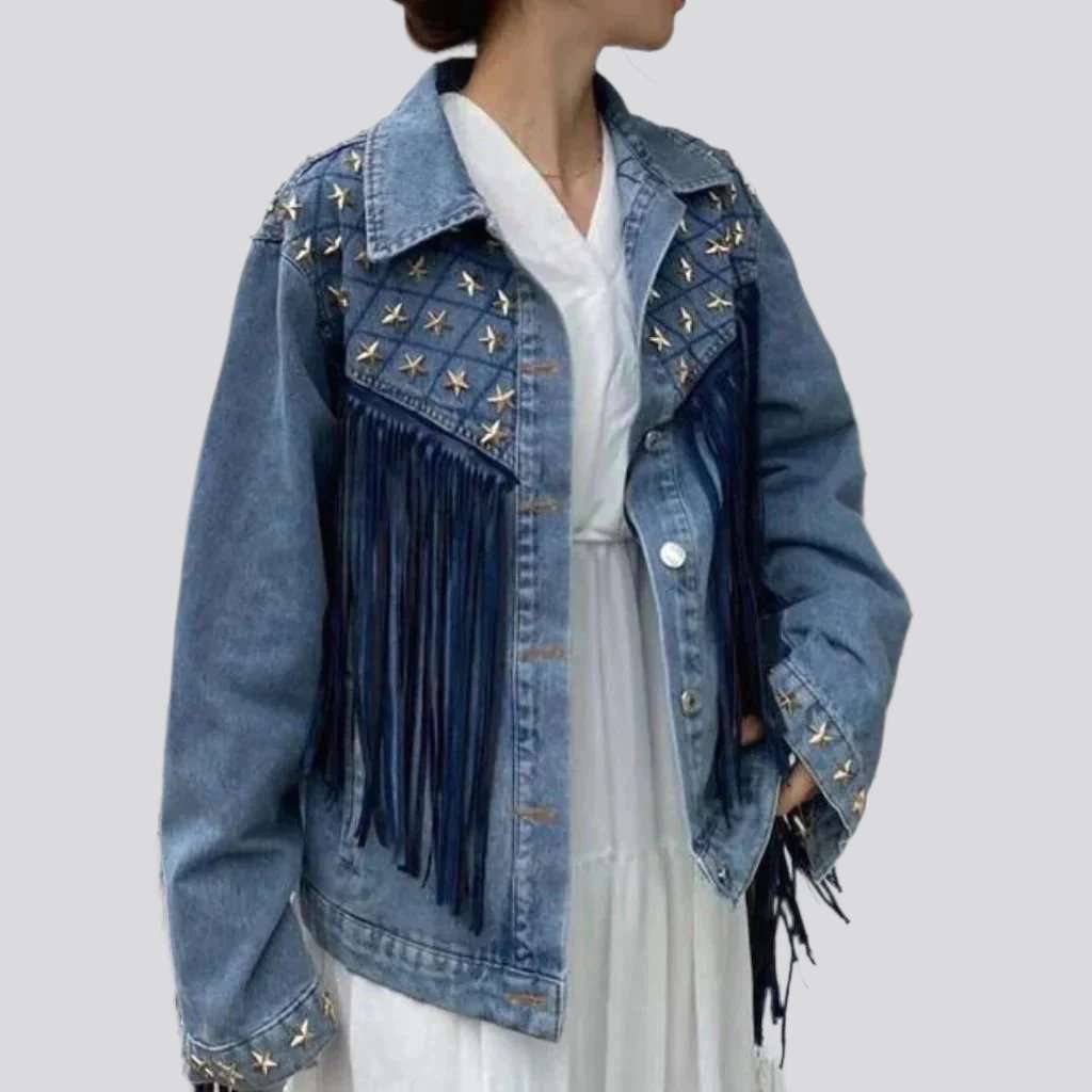 Farbige Jeansjacke mit Fransenverzierung