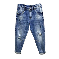 Zerrissene hellblaue Herrenjeans