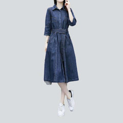 Elegante vestido clásico de jeans para mujer.