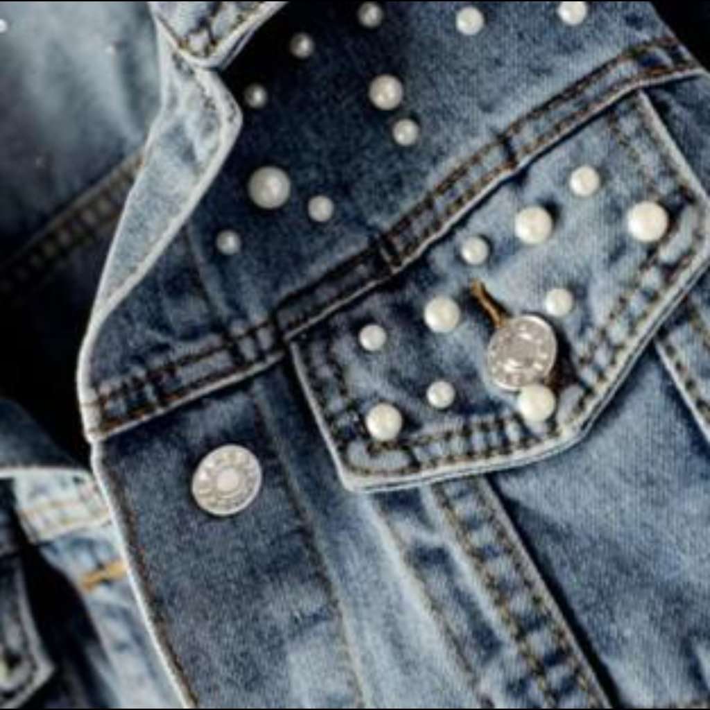 Jeansjacke für Damen mit verzierten Schultern