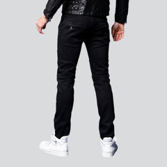 Stylische schwarze Bikerjeans