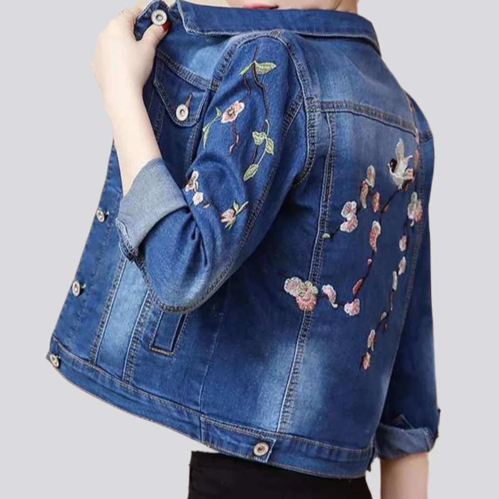 Kurze Jeansjacke mit Naturstickerei