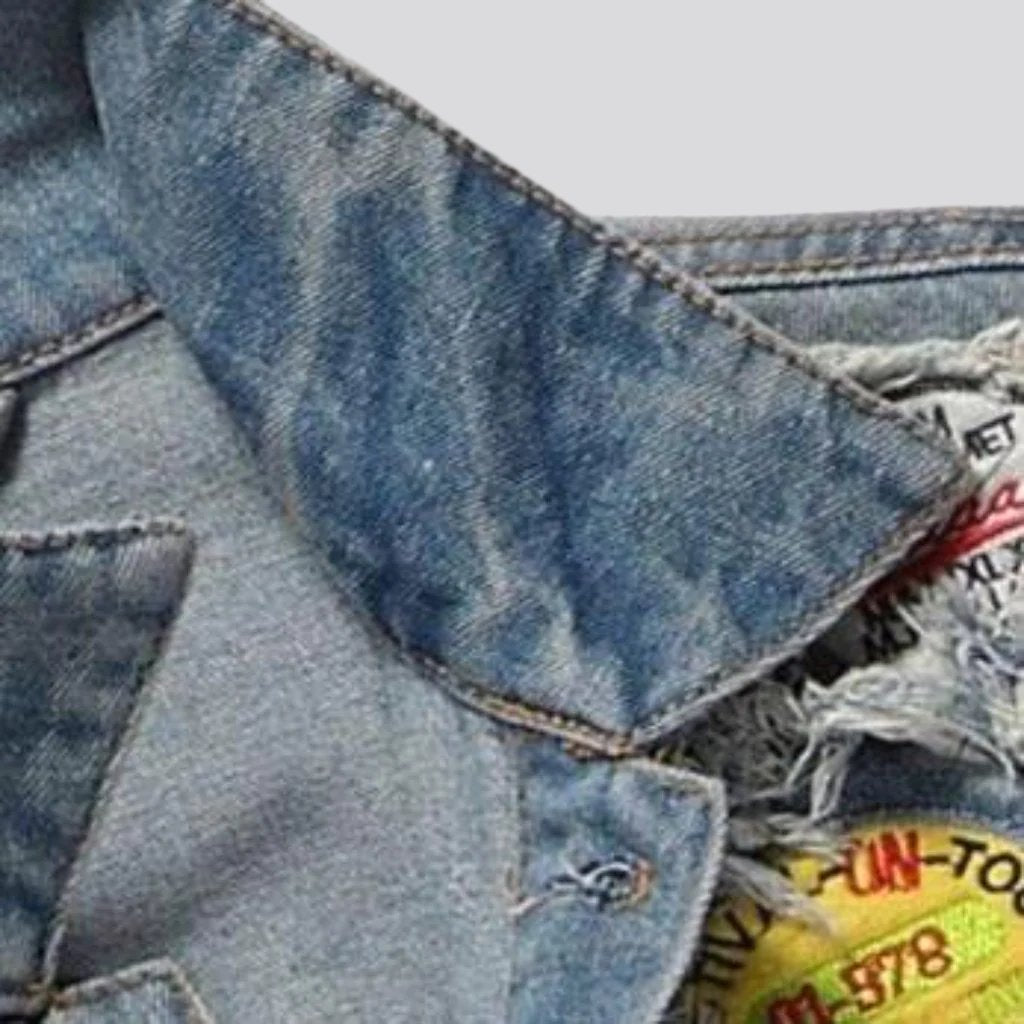 Schmale Jeansjacke mit Patches