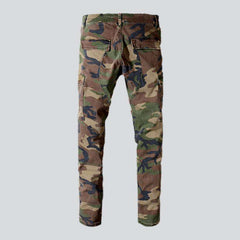 Camouflage-printed distressed men jeans