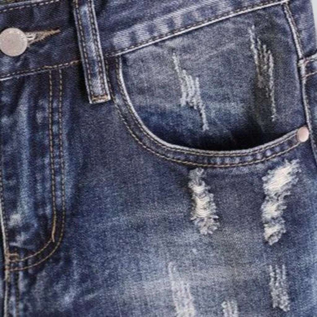 Distressed-Jeansshorts mit beschrifteten Patches