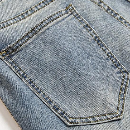 Jeans mit Rippen an den Knien und Bändern