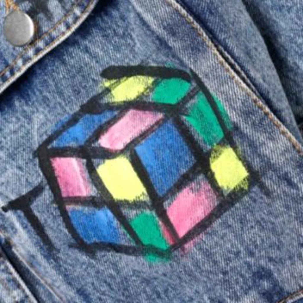 Chaqueta vaquera con estampado de grafiti pintado para mujer