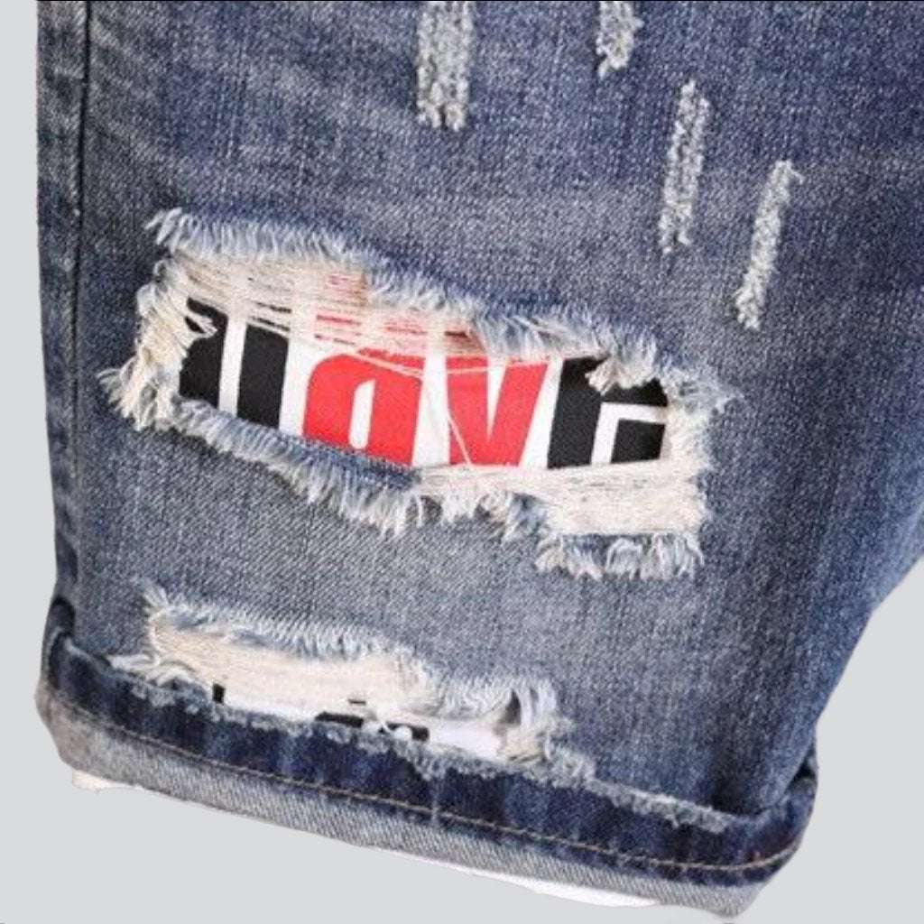 Distressed-Jeansshorts mit beschrifteten Patches