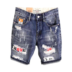 Distressed-Jeansshorts mit beschrifteten Patches