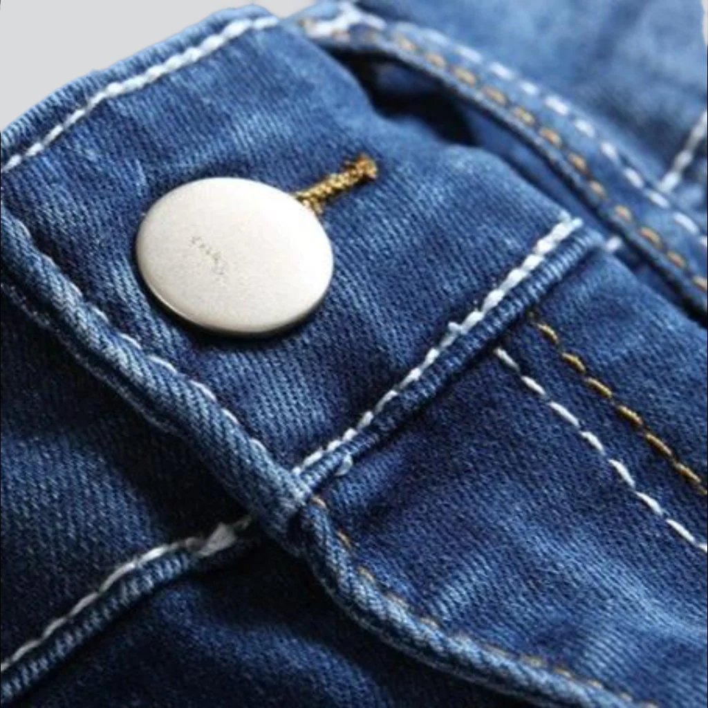 Jeansshorts für Herren mit Sanded-Stickerei