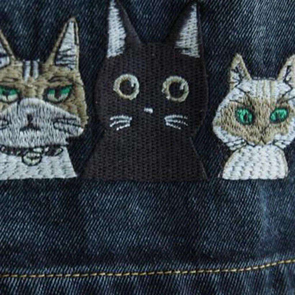 Dunkler Jeansrock mit Vintage-Stickerei