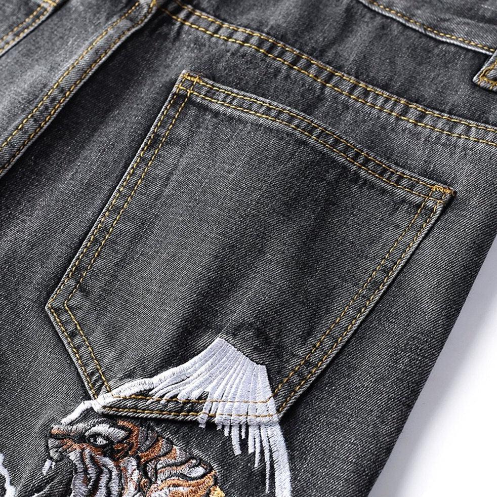 Graue Herrenjeans mit Tigerstickerei