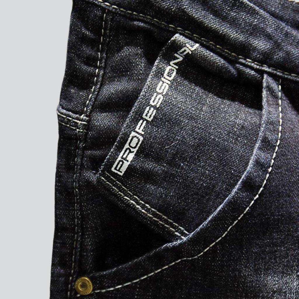 Zerrissene Herrenjeans in dunkler Waschung