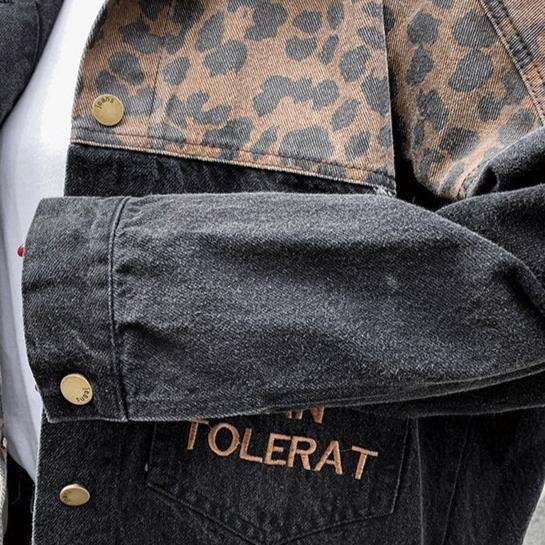 Jeansjacke mit Leoparden-Patch und Aufschrift