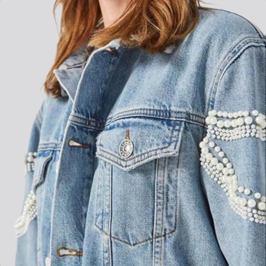 Perlenverzierte Boho-Jeansjacke