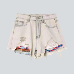 Distressed-Jeansshorts mit indischer Stickerei