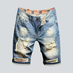 Hellblaue Distressed-Jeansshorts