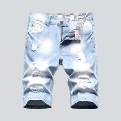 Zerrissene Jeansshorts in heller Waschung