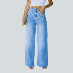 Hell gewaschene Jeans mit weitem Bein