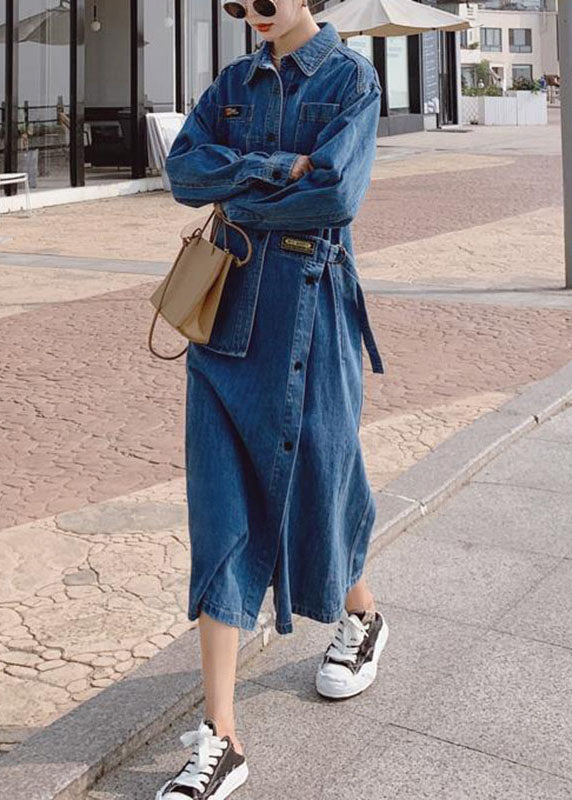 Vestido largo de mezclilla de otoño con mangas largas y diseño asimétrico con botones y bolsillos de flores azules