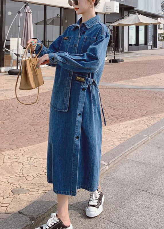 Vestido largo de mezclilla de otoño con mangas largas y diseño asimétrico con botones y bolsillos de flores azules