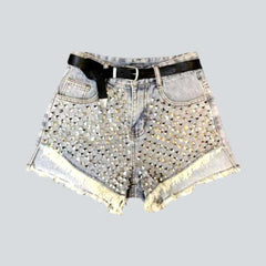 Asymmetrische Jeansshorts mit Metallverzierung