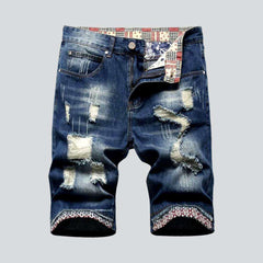 Distressed-Jeansshorts in mittlerer Waschung