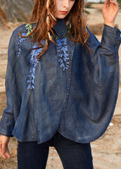 Top de algodón bordado con cuello Peter Pan y manga larga en denim azul con diseño asimétrico novedoso