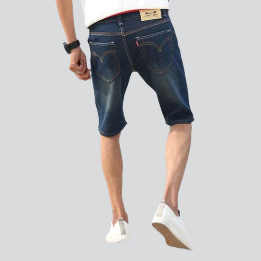 Schmale, zerrissene Jeansshorts mit Whiskers