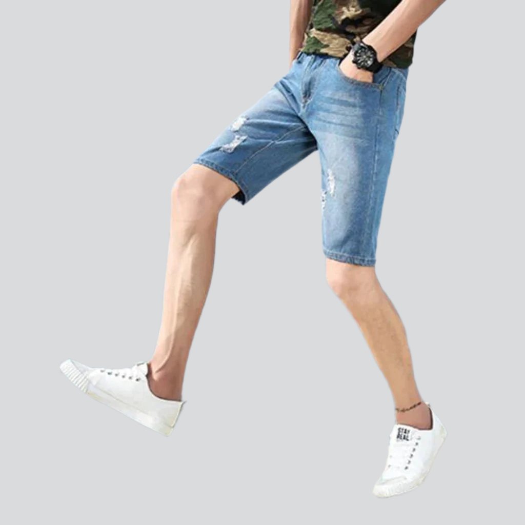 Schmale, zerrissene Jeansshorts mit Whiskers