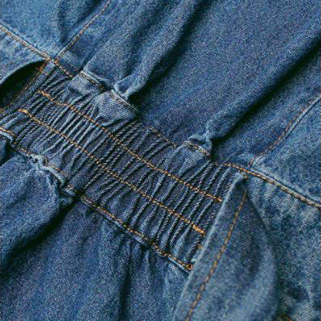 Asymmetrisches Jeanskleid mit Rüschen