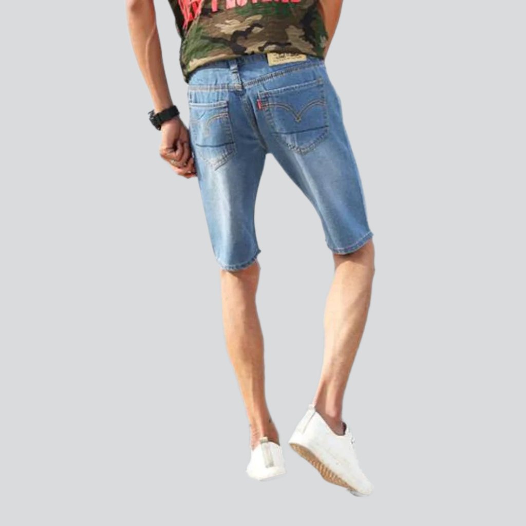 Schmale, zerrissene Jeansshorts mit Whiskers