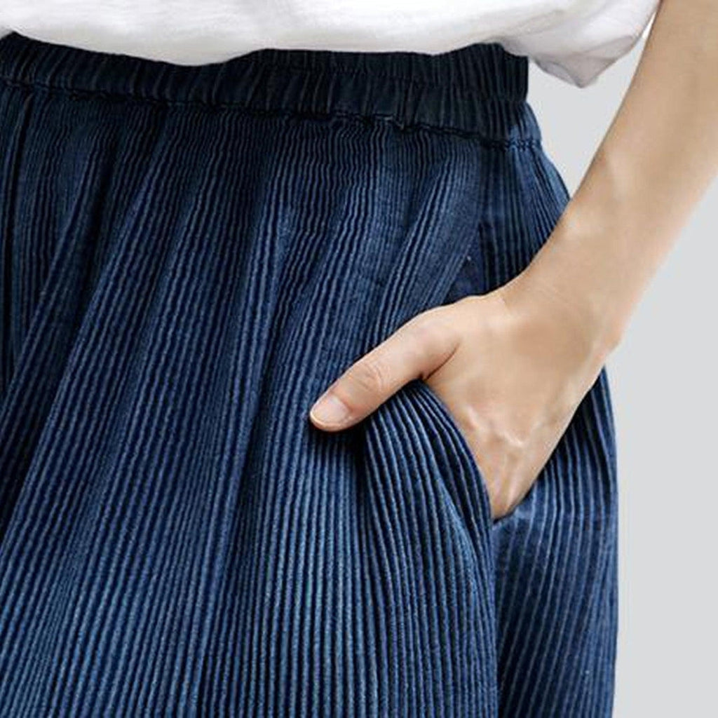 Marineblaue Culottes-Jeans mit Bundfalten