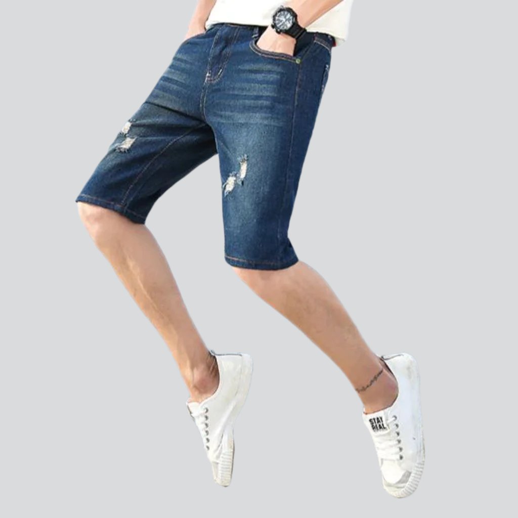 Schmale, zerrissene Jeansshorts mit Whiskers