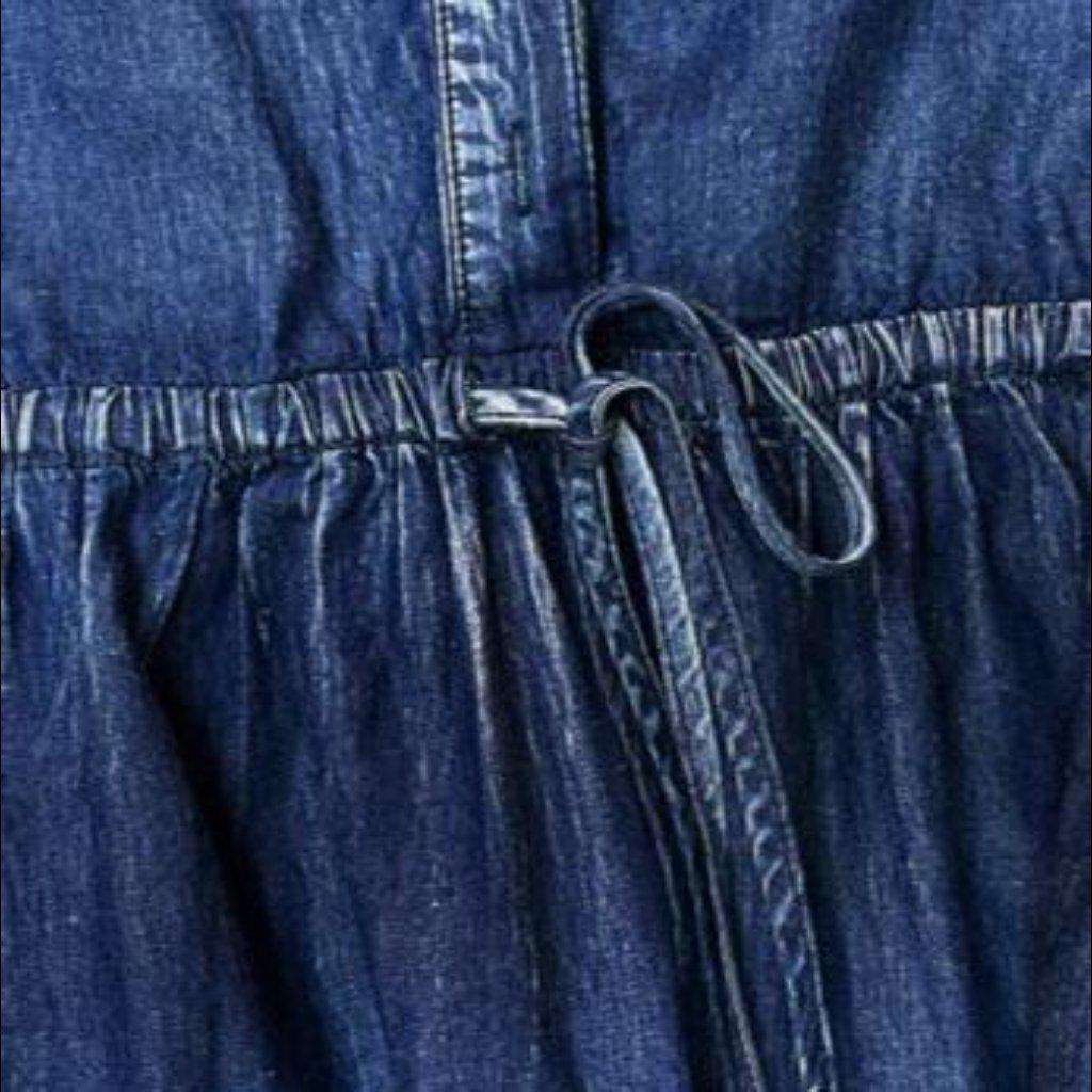 Ausgestelltes Jeanskleid mit Saumstickerei