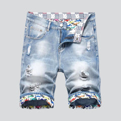 Zerrissene Jeansshorts mit bemaltem Saum