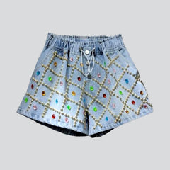 Mit Perlen und Strass verzierte Jeansshorts