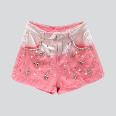 Shorts vaqueros con diamantes de imitación en contraste rosa