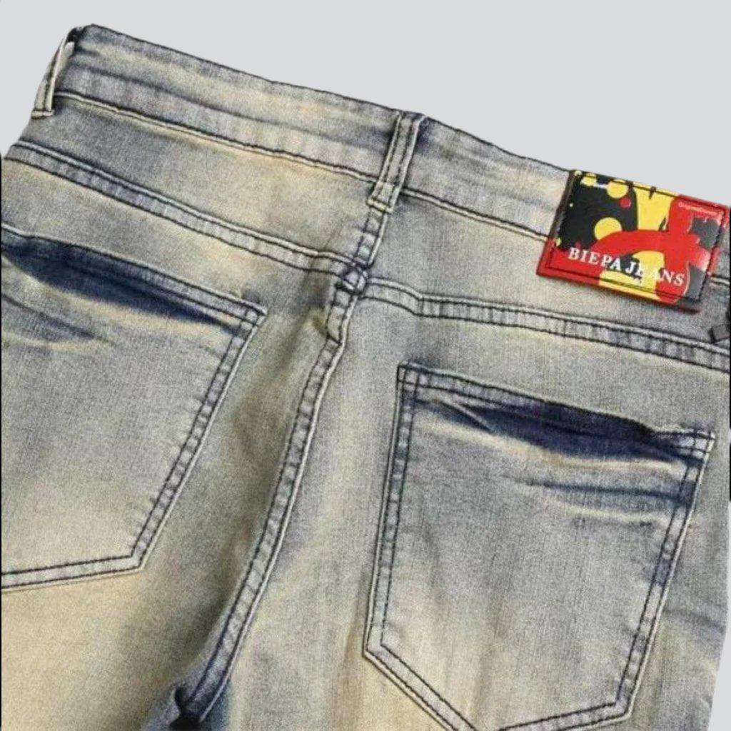 Ausgefranste Herrenjeans mit Graffiti-Print