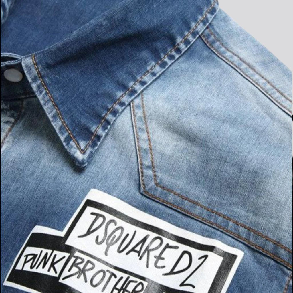 Hemdartige Jeansjacke mit Poster-Print