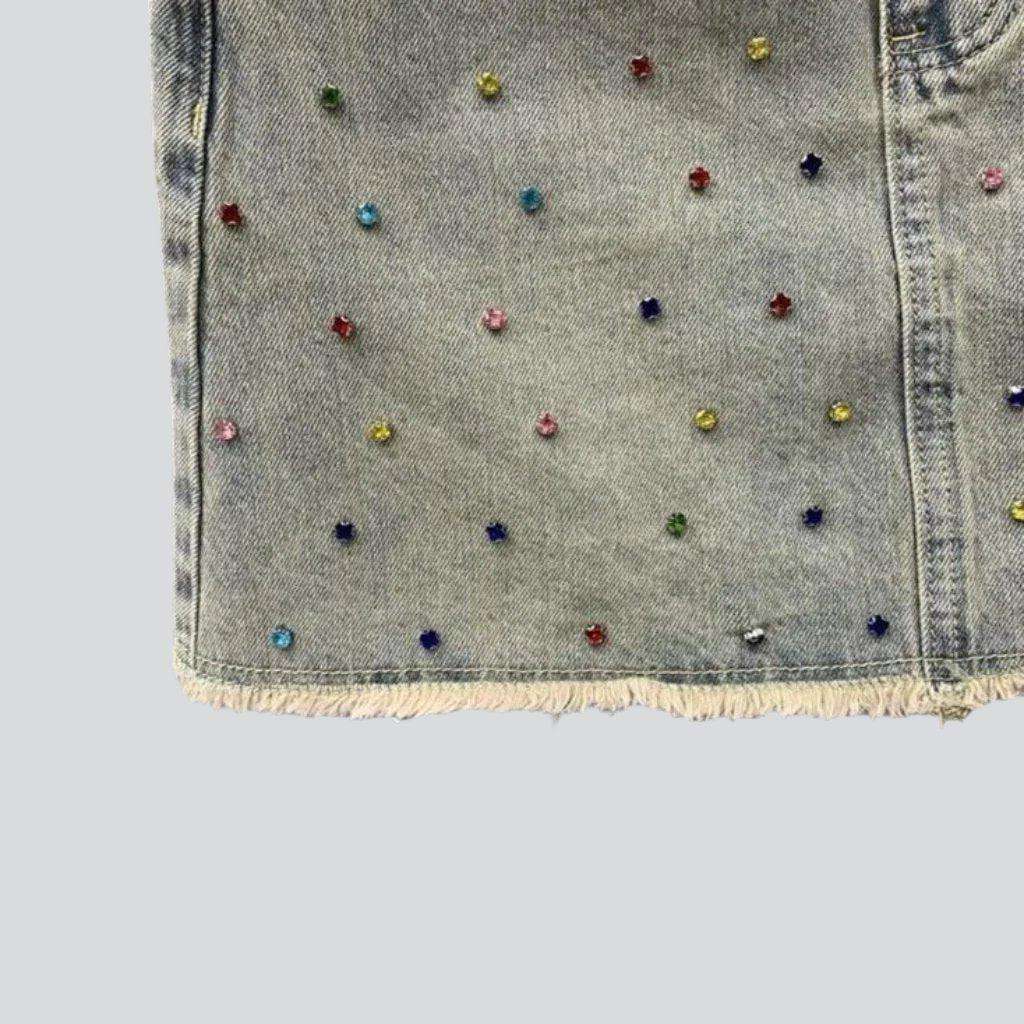 Jeansrock mit bunten Verzierungen